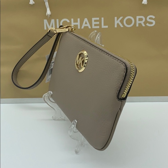 MICHAEL KORS FULTON LG TZ WRISTLET LEATHER TRUFFLE - Picture 5 of 16